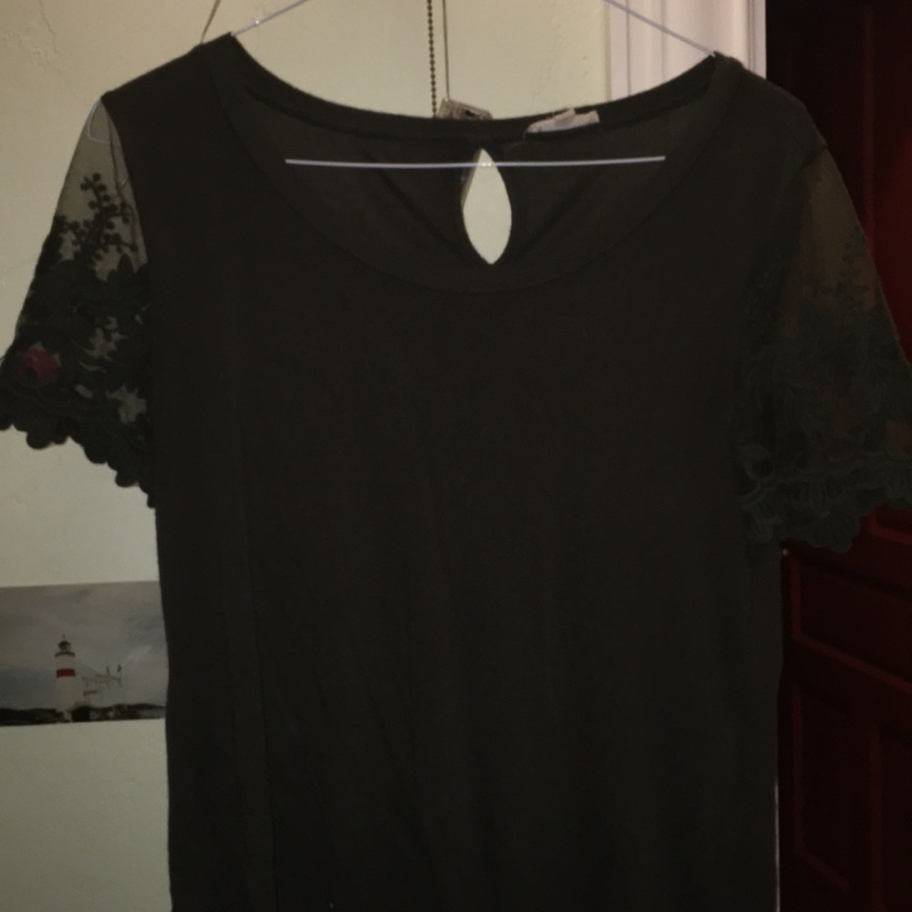 Forest green t-shirt with lace sleeves